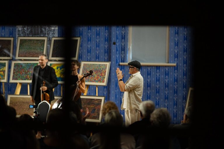 „Šiaulių Monmartro Respublika“ Pakruojui įteikė įspūdingą dovaną